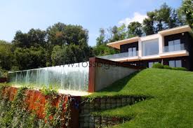 Giochi D Acqua Per Questa Villa Di Lusso Con Vista Lago A Desenzano Del Garda L Agenzia Immobiliare Rossogarda Vende E Affitta Vill Villa Villa Di Lusso Lago