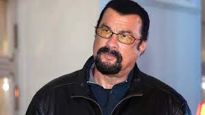 Steven Seagal, otra vez denunciado por abuso: "Me dijo que quería probar mi  química y me tocó" | TN