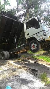 The moment a lorry driver's dashcam captures the impact of a hgv ramming into the back of an audi on the m3. Menyediakan Sewa Lori 3tan Tipper Posts Facebook