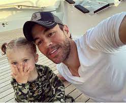 Enrique Iglesias Aparece Em Foto Rara Ao Lado Da Filha Masha