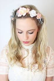 Frisuren mit haarband und haarreif. Geflochtenes Blutenhaarband Www Petit Fours Com Blutenhaarband Blumenhaarband Hippie Boho Hochze Haarband Hochzeit Blumen Im Haar Brautfrisuren Mit Blumen