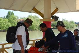 Daerah ini bersempadan dengan negeri perak di utara dan sungai bernam membentuk garis sempadan tersebut. Kelong Paradise Feb 2010 Bangaubros