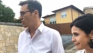 Gergely szilveszter karácsony (born 11 june 1975) is a hungarian political scientist, politician, member of the national assembly (mp) from 2010 to 2014 and current mayor of budapest. Karacsony Gergely Atadta A Tiborcz Ado Elso Csekkjet Meszaros Lorincnek Merce