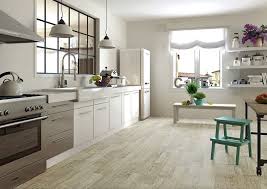 Gresie Stil Parchet In Bucatarie Cele Mai Selecte Idei Ideiamenajari Ro In 2020 Kitchen Design Home Kitchen Tiles
