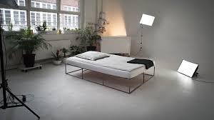 Im Kontrast Zu Der Filigranen Gestaltung Des Bettes Ist Der Verwendete Stahl Unbehandelt Schlafzimmer Design Bett Modern Bett Ideen
