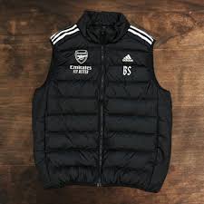 Eagle-eyed shopper finds football star Bukayo Saka's old Arsenal gear in  London charity shop