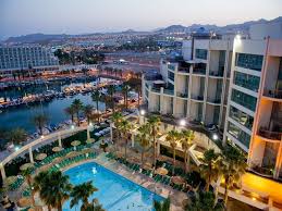 Şezlong ve şemsiyelerle çevrili açık yüzme havuzu yıl boyunca hizmet. U Magic Palace Hotel Eilat Israel Leonardo Hotels
