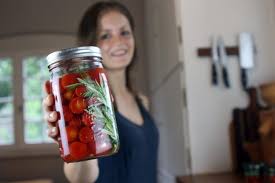 Tomaten Fermentieren Rezept Spritziger Sommer Snack Wurzelwerk In 2020 Tomaten Fermentieren Fermentieren Gemuse Einmachen