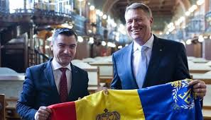 La scurt timp după ce a ajuns în piața unirii, primarul mihai chirica a făcut o adevărată baie de mulțime și a. BÄƒtÄƒlia Pentru PrimÄƒria IaÈ™ului Mihai Chirica Drumul Meu Politic Va Continua AlÄƒturi De Klaus Iohannis Podul