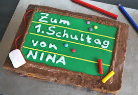 Die schulanfänger werden mit einem. Einschulungskuchen Kinderspiele Welt De