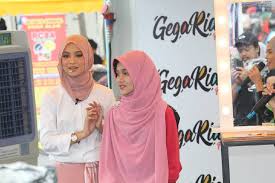 Kebahagiaan si kembar nadya dan nabila rayakan sweet seventeen setelah belasan tahun terpisah. Nabila Razali Shows Off Her Hijab Wearing Styles At Gegaria Fest