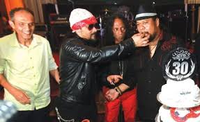 Kubuka album biru penuh debu dan usang ku pandangi semua gambar diri kecil bersih belum ternoda pikirkupun melayang dahulu penuh kasih teringat semua cerita orang tentang riwayatku reff: Return To The Underground Wings Bazooka Renaka 1993 Malaysia Hard