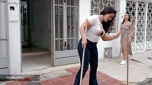 fui a la tienda a comprar un agua para el guayabo y la vecina me lo quita  con una buena cogida - XNXX.COM