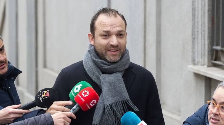 Víctor Ábalos defiende a su padre tras ingresar en prisión y apunta a  Sánchez y Begoña