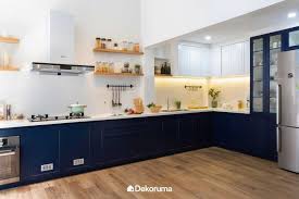 Beberapa rak dapur disusun sedemikian rupa dengan jumlah yang tidak terlalu banyak, sesuai kebutuhan saja. 7 Model Kitchen Set Minimalis Terbaru Bikin Dapur Jadi Mewah