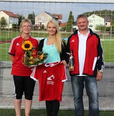 E-Mädchen freuen sich über neues Trikot