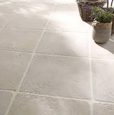 Installer une cuisine contemporaine ouverte sur le salon sous des combles, accueillir la lumière naturelle par de grands volumes et des couleurs claires, mettre en valeur un parquet en point de hongrie, créer une grande salle de bain avec des rangements… Lovers Of Mint Carrelage Terrasse Carrelage Exterieur Carrelage Terrasse Exterieur