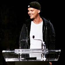 Pin By Clidia Cristina Ramirez On Tim Bergling Avicii Tim Bergling Two Best Friends