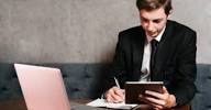 Advogado gerenciando perfil no Google My Business para visibilidade online