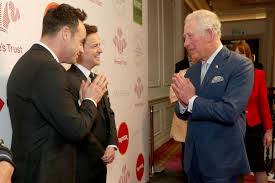 +35.000 kwalitatieve producten, gratis levering, gemakkelijke betaling. Queen Back To Shaking Hands Despite Coronavirus Fears As Prince Charles Adopts Namaste Greeting London Evening Standard Evening Standard
