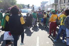 Zandile gumede, à la tête de la ville de durban depuis 3 ans, était déjà suspendue par le le parti majoritaire a décidé de limoger la maire de la ville zandile gumede. Chaos At Moses Mabhida As Zandile Gumede Supporters Start Violent Protest Lnn Boksburg Advertiser