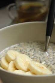 Porridge A La Banane Aux Flocons D Avoine Et Graines De Chia La Cuisine D Anna Et Olivia Recette Chia Graine De Chia Recette Graines De Chia