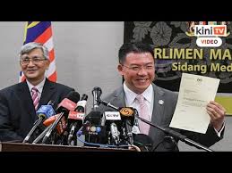 Nga kor ming on wn network delivers the latest videos and editable pages for news & events nga kor ming received a bachelor of laws from universiti malaya. Nga Kor Ming Umum Letak Jawatan Timbalan Speaker Youtube