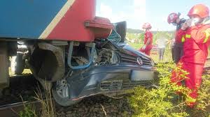 Cele mai bune oferte pentru trenul de la vatra dornei la suceava pe virail. Accident Feroviar In Suceava O MaÈinÄ A Fost LovitÄ In Plin De Tren Iar Èoferul A Decedat Imagini Greu De Privit Video B1 Ro