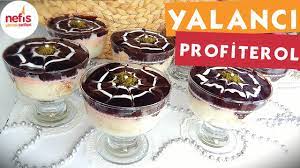 Bir sos tenceresinde 2 yemek kaşığı un, 2 yemek kaşığı kakao, yarım su bardağı toz şeker, 1 su bardağı su ve 1 su bardağı sütü pişiriyoruz. Muhtesem Yalanci Profiterol Tatli Tarifi Nefis Yemek Tarifleri Youtube