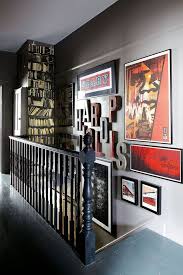 La Decoration De Cette Cage D Escalier A Ete Traitee A La Facon D Une Galerie D Art En Accumulant Les Tableaux De Dif Cage Escalier Deco Cage Escalier Escalier
