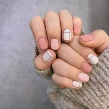 Diseños de uñas cortas pintada cada uña de ellas en color rosa y una linea de puntos blancos y negros. 10 Increibles Disenos Para Unas Cortas Mujer De 10 Manicura De Unas Manicura Decorados Para Unas Cortas