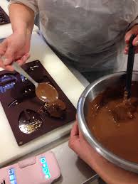 On Remplit Les Moules Decores De Chocolat Noir Ou Au Lait Chocolat Paques Atelier Chocolat Chocolat