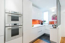 Dans le salon il y a beaucoup de tableaux. Une Cuisine Ouverte Design Et Sur Mesure Sk Concept La Cuisine Dans Le Bain Architecte D 039 Interieur Cote Maison
