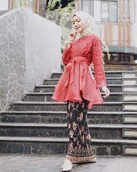 Dengan bawahan setelan rok, atau sarung model kebaya fatmawati modern. 40 Model Kebaya Muslim Yang Stylish Dan Trendi Untuk Kondangan Updated 2021 Bukareview