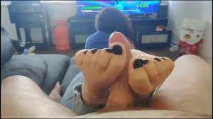 my step sister gives me an oiled footjob with her black toes while playing  Fortnite