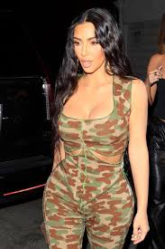 Fiica cea mica a fostului presedinte este împreună de un an cu catalin tomata, patronul unui restaurant de fiţe din capitală. Kim Kardashian Dons Camouflage Print Jumpsuit With Sister Khloe Kardashian For Dinner Bollywood News Bollywood Hungama