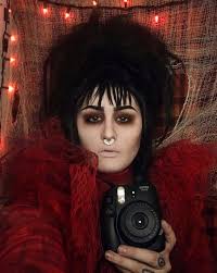 Beetlejuice is a 1988 american fantasy comedy film directed by tim burton, produced by the geffen company, and distributed by warner bros. Girl Devin Ghost Sola Fanpage Publicacoes Facebook