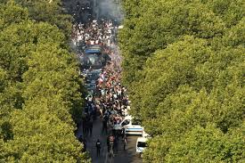 Nous vous proposons un résumé de ce qu'il s'est passé autour de cette coupe du monde de football qui s'est déroulée du 14 juin au 15 juillet 2018 en russie. Des Champs Elysees A L Elysee Revivez La Soiree Des Bleus Champions Du Monde Le Parisien