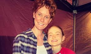 Atriz de Stranger Things comenta ausência na série: 'Eu tive câncer'