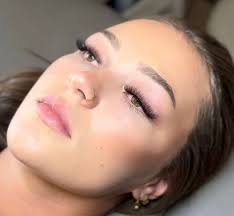 Anywhere/anyone that does eyelash extensions that takes walkins?