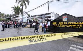 Pengurus kedai gambar khalaf jaya enterprise, syahirah omar mengakui, perubahan zaman dan perkembangan teknologi telefon pintar memberikan kesan ketara kepada pengusaha kedai gambar. Prk Balakong Petugas Media Dilarang Masuk Pusat Mengundi