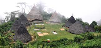 Baju adat suku atoni/dawan, manggarai, belu, sumba, lio, rote, sabu dll. Mbaru Niang Rumah Adat Dusun Wae Rebo Di Flores Nusa Tenggara Timur