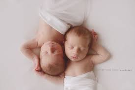 Simple Natural Newborn Twin Photography By Bump Meet Baby Charleston South Carolina Newborn Twins Newborn Twin Photography Newborn Twin Photos