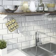Dans une salle de bains ou dans les toilettes, cette pose protège les murs des éclaboussures et des débordements. Comment Poser Carrelage Metro Blanc Language Fr Style Et Authenticite Avec Le Carrelage Metro Blanc Le Carrelage Metro Blanc S Impose Ces Dernieres Annees En Tant Qu Une Des Tendances Absolues