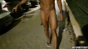 身材火辣的帅哥在公路上裸体行走，向路人展示他的大鸡巴 - Hotsportfitboy
