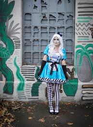 Alice kann es einfach nicht fassen: Halloween Creepy Alice In Hallo Wien City Sprinzeminze Com