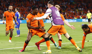 Jun 18, 2021 · doch der neue star am orangefarbenen himmel ist mit dumfries ein pekuniär noch unterbewerteter fußballer, der beim psv eindhoven unter dem deutschen trainer roger schmidt spielt sowie zuletzt. Uefa Euro 2020 Warum Niederlande Gegen Ukraine So Ein Spektakel War Watson