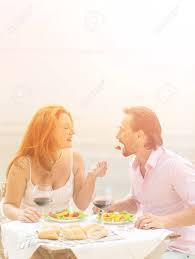 Immagini Stock - Immagine Tonificata Di Belle Coppie Che Riposano Nel  Ristorante O Nel Caffè Dal Mare. Belluomo E Bella Donna Con Pranzo O Cena  Con Delizioso Vino Rosso.. Image 60567757