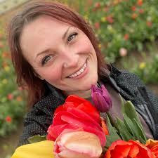 Amber Lomen's Instagram, Twitter & Facebook