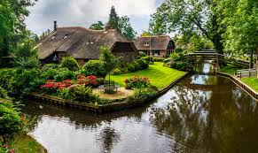 Inhabited by germanic tribes during roman times, the region passed to the. Olanda A Giethoorn Per La Sfilata Delle Gondole